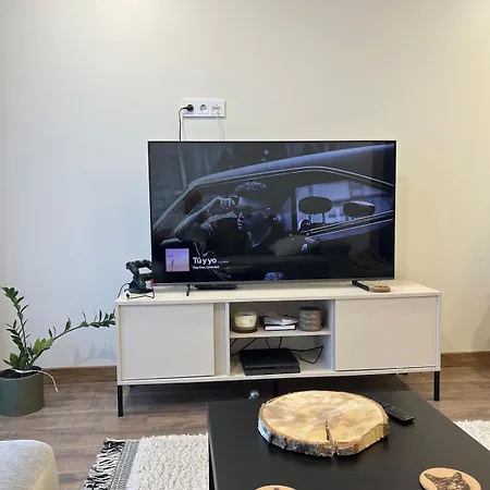 Daire Modern With Private Parking - 10 Min To Airport, 15 Min Center *