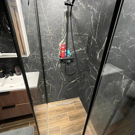 Modern With Free Parking - 10 Min To Airport, 15 Min Center Apartment