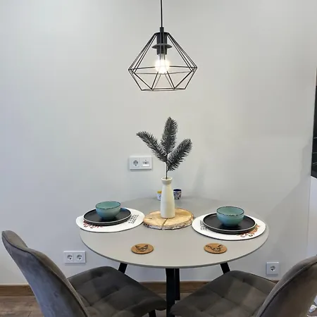 Modern With Private Parking - 10 Min To Airport, 15 Min Center