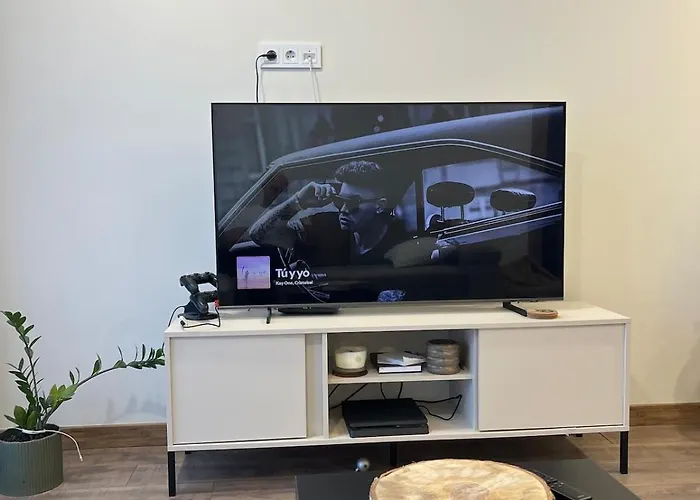 Apartment Modern With Free Parking - 10 Min To Airport, 15 Min Center *